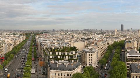 La dimension métropolitaine de Paris vue depuis l'Arc du Triomphe